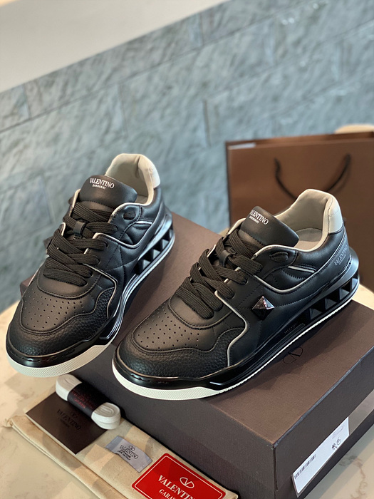 23ss valenti*o 원 스터드 스니커즈